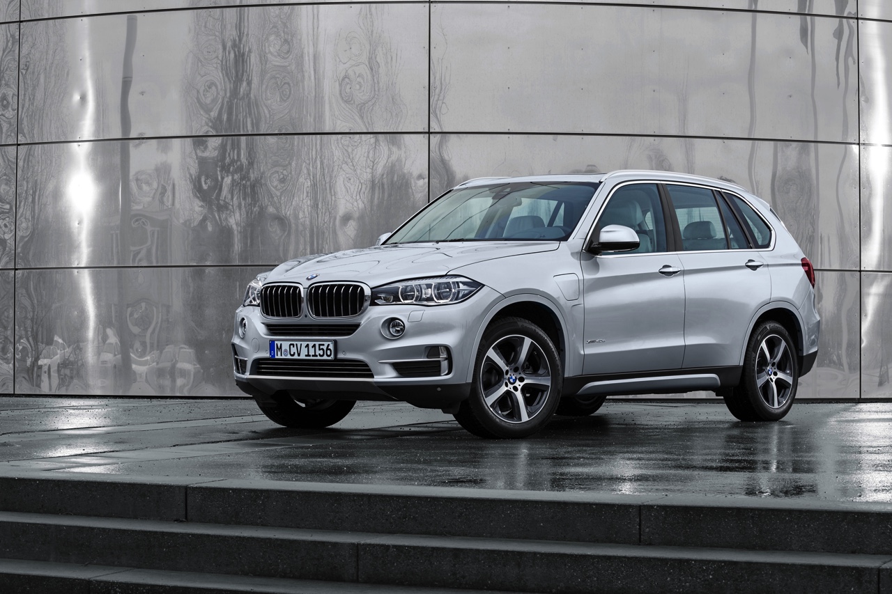 BMW maakt de X5 xDrive40e plug-in hybride met eDrive techniek officieel en zet de 313 pk sterke SUV met 14% bijtelling in de showroom. Levering vanaf september.