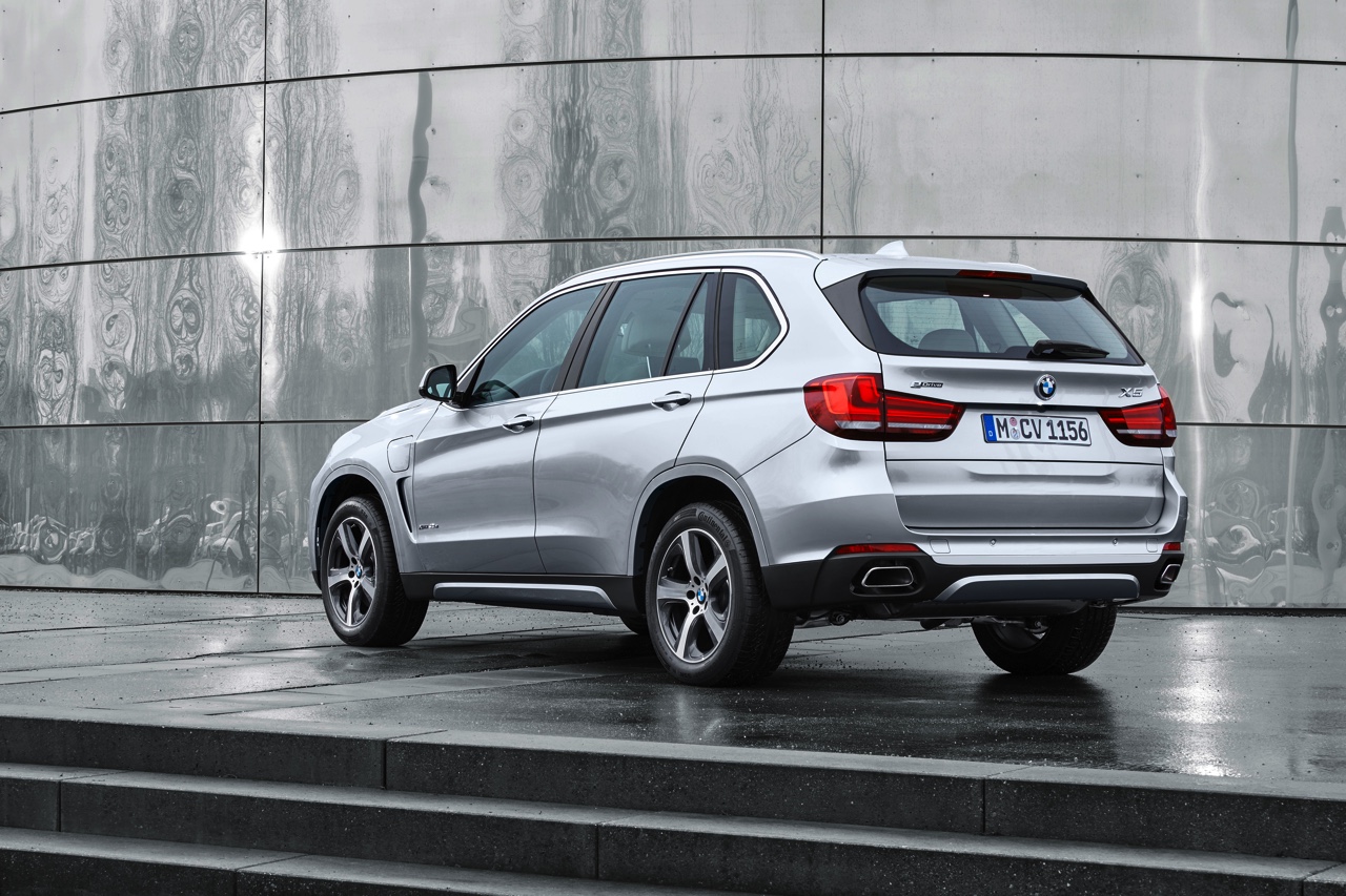 BMW maakt de X5 xDrive40e plug-in hybride met eDrive techniek officieel en zet de 313 pk sterke SUV met 14% bijtelling in de showroom. Levering vanaf september.