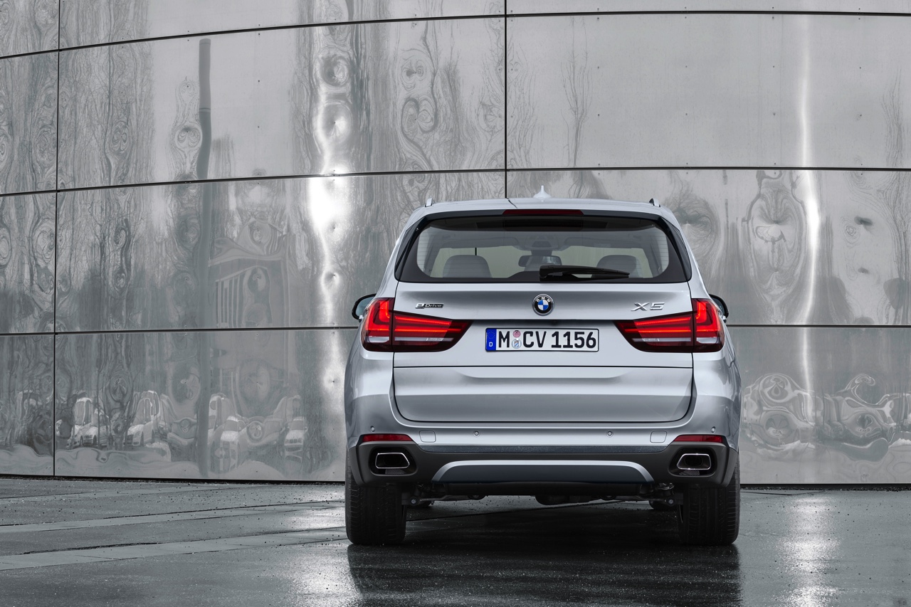 BMW maakt de X5 xDrive40e plug-in hybride met eDrive techniek officieel en zet de 313 pk sterke SUV met 14% bijtelling in de showroom. Levering vanaf september.