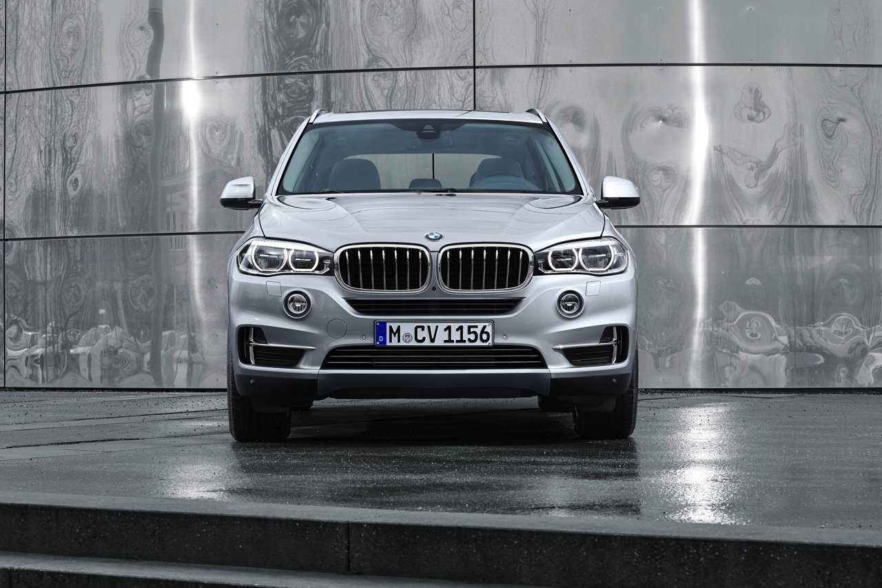 BMW maakt de X5 xDrive40e plug-in hybride met eDrive techniek officieel en zet de 313 pk sterke SUV met 14% bijtelling in de showroom. Levering vanaf september.