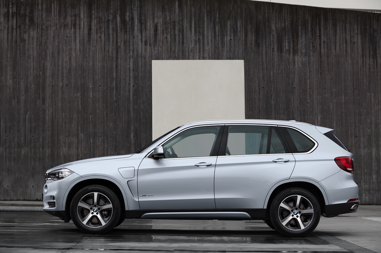 BMW maakt de X5 xDrive40e plug-in hybride met eDrive techniek officieel en zet de 313 pk sterke SUV met 14% bijtelling in de showroom. Levering vanaf september.