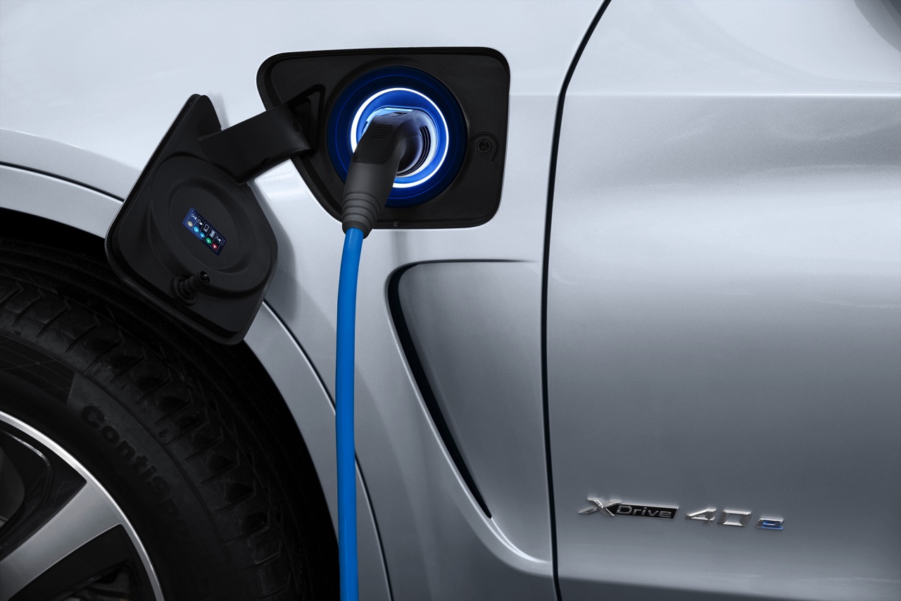 BMW maakt de X5 xDrive40e plug-in hybride met eDrive techniek officieel en zet de 313 pk sterke SUV met 14% bijtelling in de showroom. Levering vanaf september.