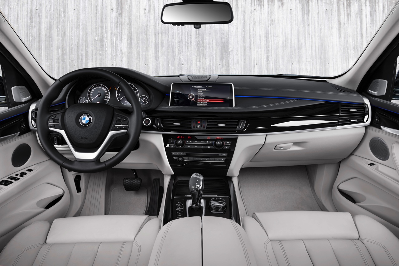 BMW maakt de X5 xDrive40e plug-in hybride met eDrive techniek officieel en zet de 313 pk sterke SUV met 14% bijtelling in de showroom. Levering vanaf september.