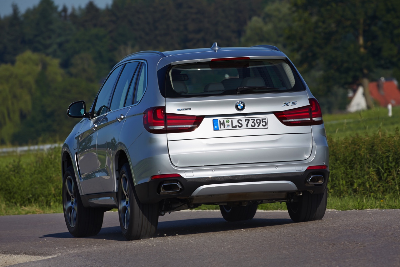 Autotest BMW X5 xDrive40e met eDrive plug-in hybride techniek. We reden de X5 met stekker voorafgaand aan de Nederlandse introductie op 31 oktober.