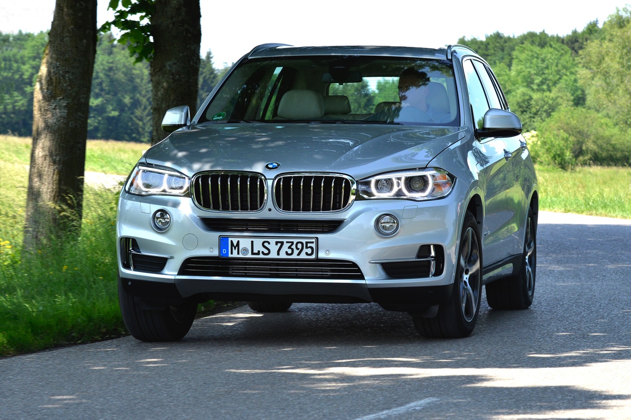 Autotest BMW X5 xDrive40e met eDrive plug-in hybride techniek. We reden de X5 met stekker voorafgaand aan de Nederlandse introductie op 31 oktober.