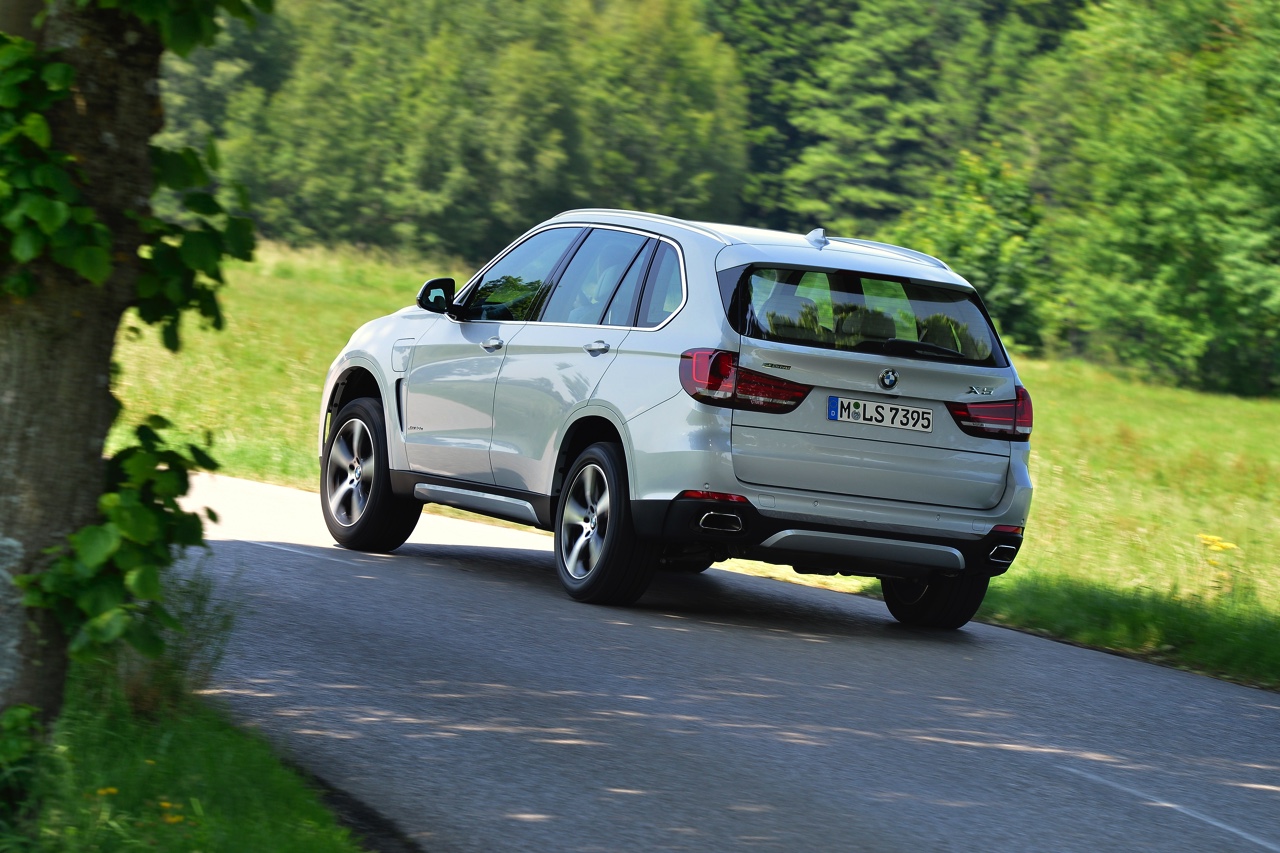 Autotest BMW X5 xDrive40e met eDrive plug-in hybride techniek. We reden de X5 met stekker voorafgaand aan de Nederlandse introductie op 31 oktober.