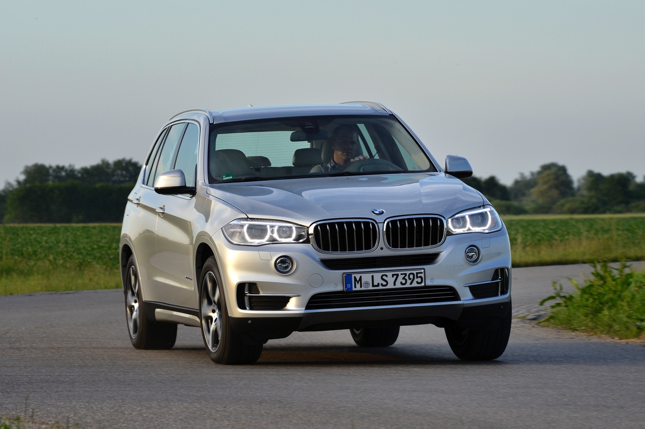 Autotest BMW X5 xDrive40e met eDrive plug-in hybride techniek. We reden de X5 met stekker voorafgaand aan de Nederlandse introductie op 31 oktober.