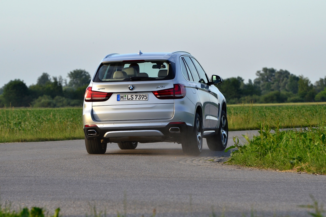 Autotest BMW X5 xDrive40e met eDrive plug-in hybride techniek. We reden de X5 met stekker voorafgaand aan de Nederlandse introductie op 31 oktober.