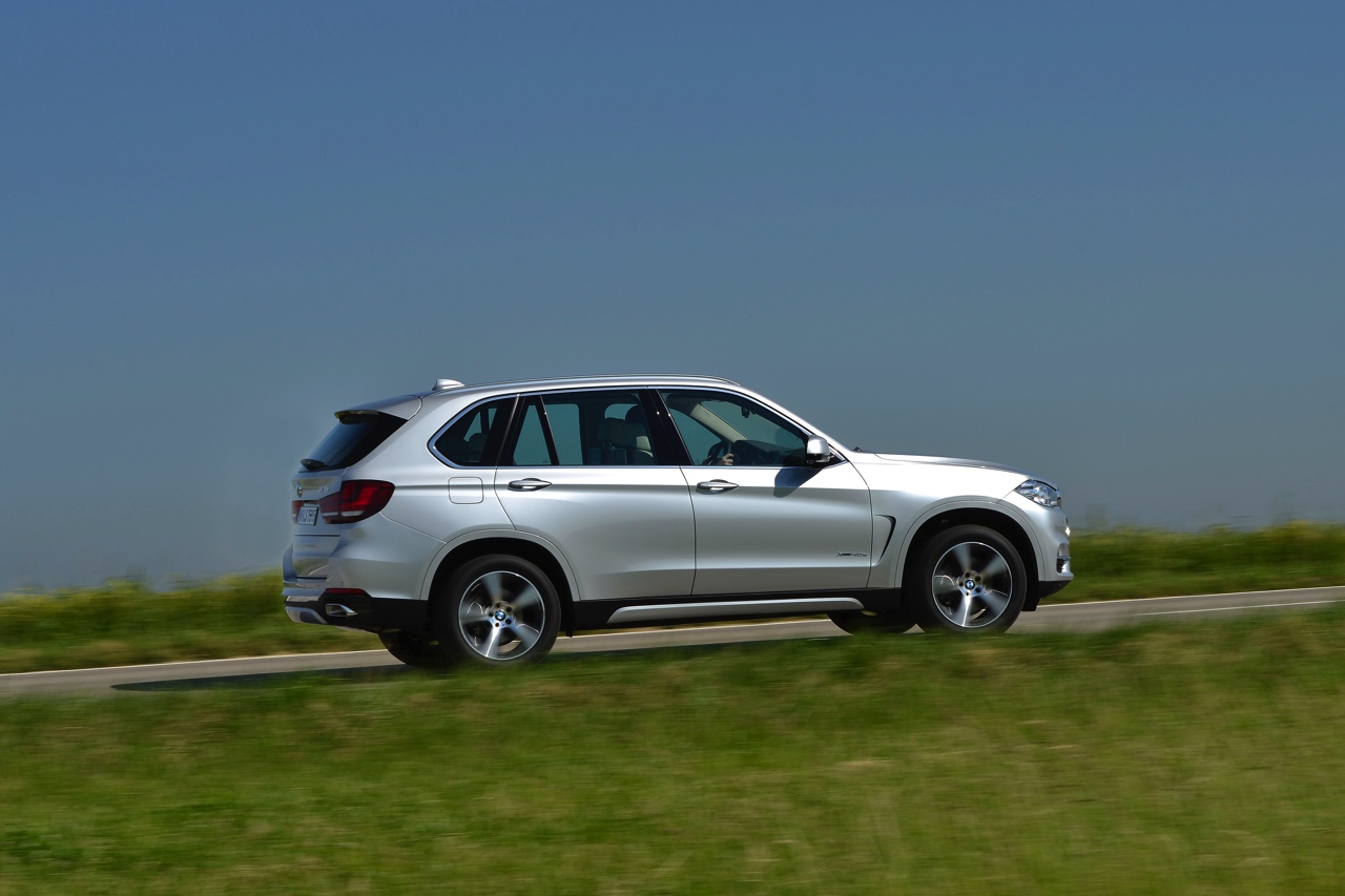 Autotest BMW X5 xDrive40e met eDrive plug-in hybride techniek. We reden de X5 met stekker voorafgaand aan de Nederlandse introductie op 31 oktober.