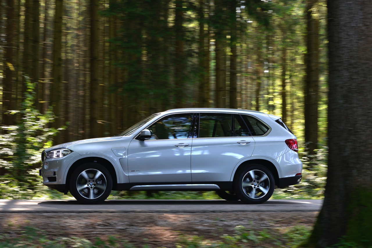 Autotest BMW X5 xDrive40e met eDrive plug-in hybride techniek. We reden de X5 met stekker voorafgaand aan de Nederlandse introductie op 31 oktober.