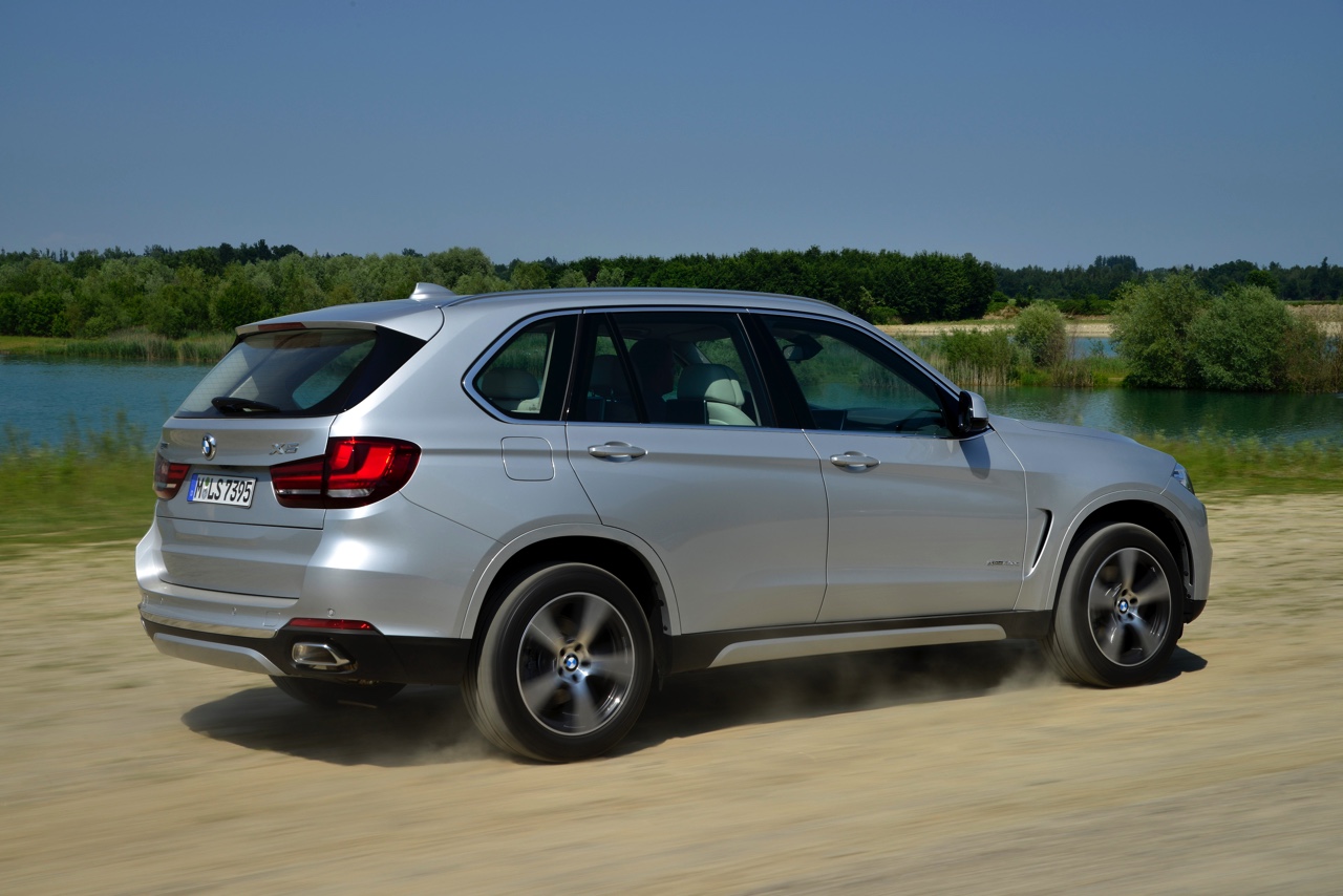 Autotest BMW X5 xDrive40e met eDrive plug-in hybride techniek. We reden de X5 met stekker voorafgaand aan de Nederlandse introductie op 31 oktober.