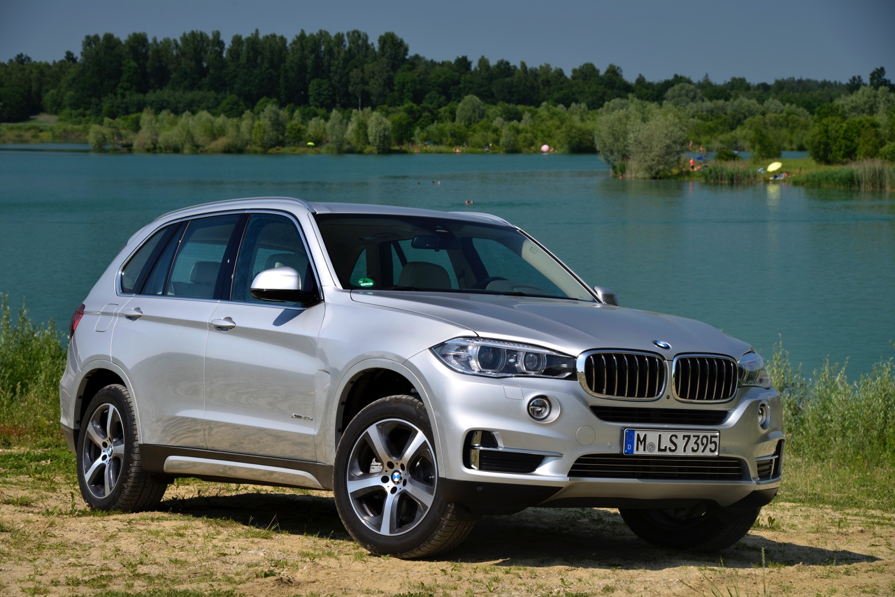 Autotest BMW X5 xDrive40e met eDrive plug-in hybride techniek. We reden de X5 met stekker voorafgaand aan de Nederlandse introductie op 31 oktober.