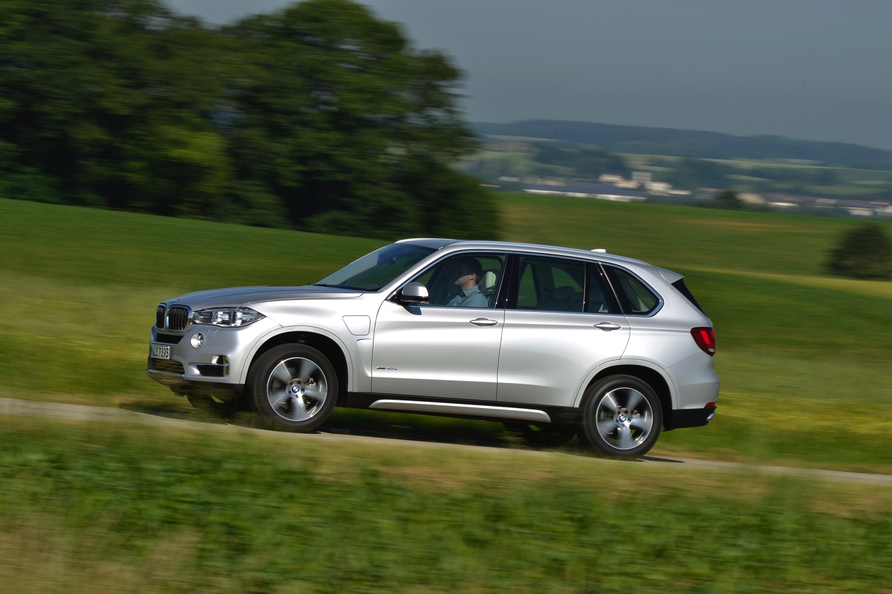 Autotest BMW X5 xDrive40e met eDrive plug-in hybride techniek. We reden de X5 met stekker voorafgaand aan de Nederlandse introductie op 31 oktober.