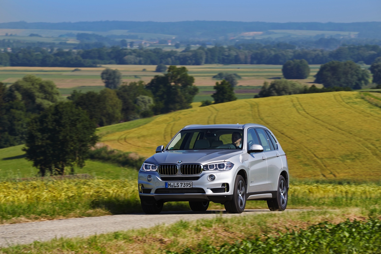 Autotest BMW X5 xDrive40e met eDrive plug-in hybride techniek. We reden de X5 met stekker voorafgaand aan de Nederlandse introductie op 31 oktober.