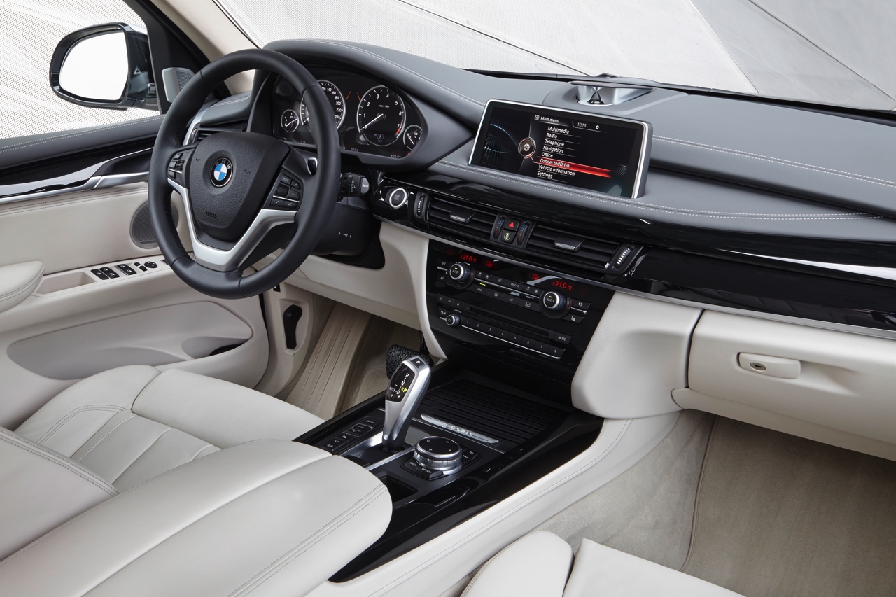 Autotest BMW X5 xDrive40e met eDrive plug-in hybride techniek. We reden de X5 met stekker voorafgaand aan de Nederlandse introductie op 31 oktober.