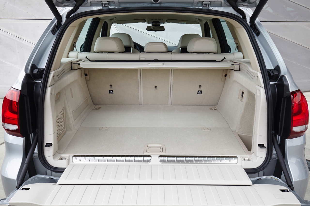Autotest BMW X5 xDrive40e met eDrive plug-in hybride techniek. We reden de X5 met stekker voorafgaand aan de Nederlandse introductie op 31 oktober.