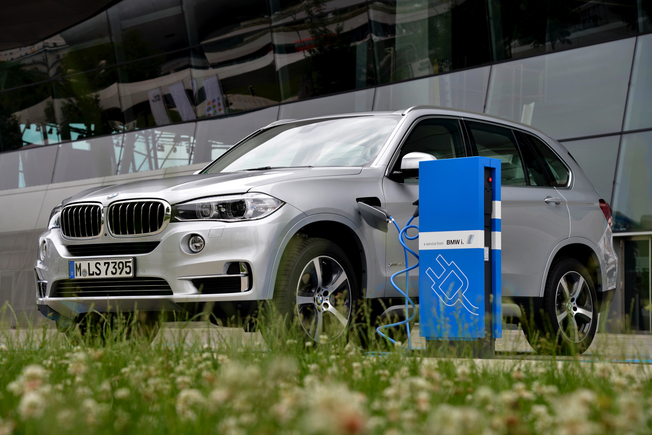Autotest BMW X5 xDrive40e met eDrive plug-in hybride techniek. We reden de X5 met stekker voorafgaand aan de Nederlandse introductie op 31 oktober.