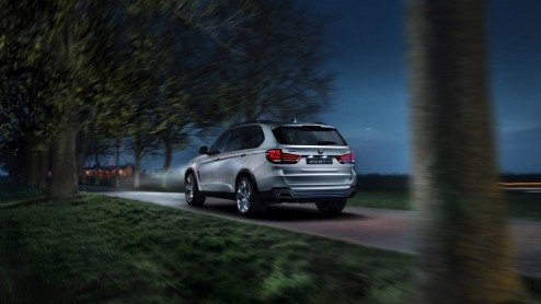 BMW X5 xDrive40e prijs bekend. X5 eDrive plug-in hybride te bestellen vanaf 79.900 euro, met 14% bijtelling.