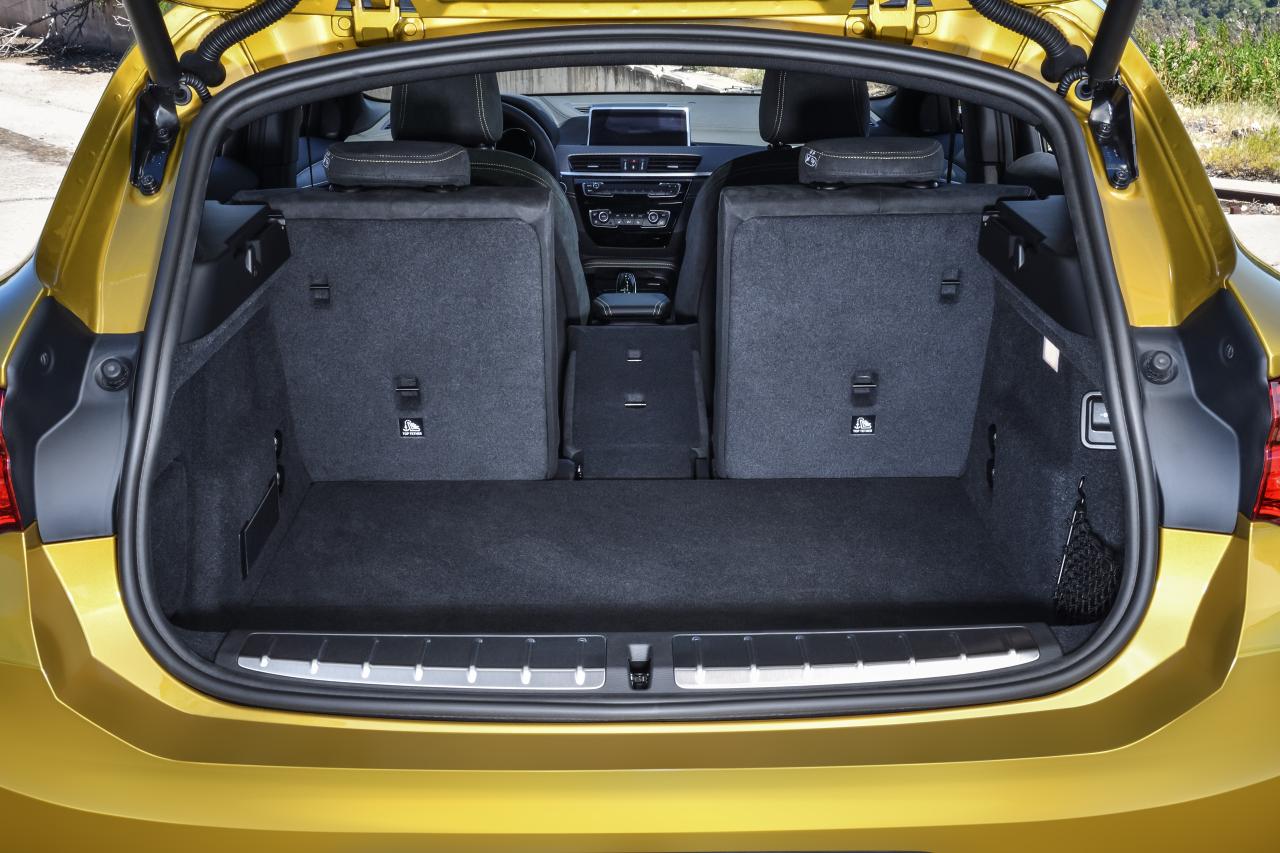 BMW heeft nog een gaatje gevonden tussen de X1 en X3 en plaatst daar de nieuwe X2 met een coupeachtige daklijn.