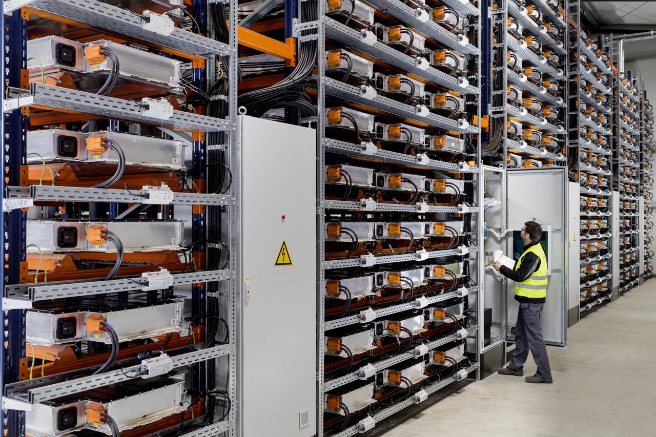 BMW heeft een oplossing voor afgedankte batterijen van de i3. Het merk slaat ze op in een loods bij de fabriek voor de eigen energieopslag.
