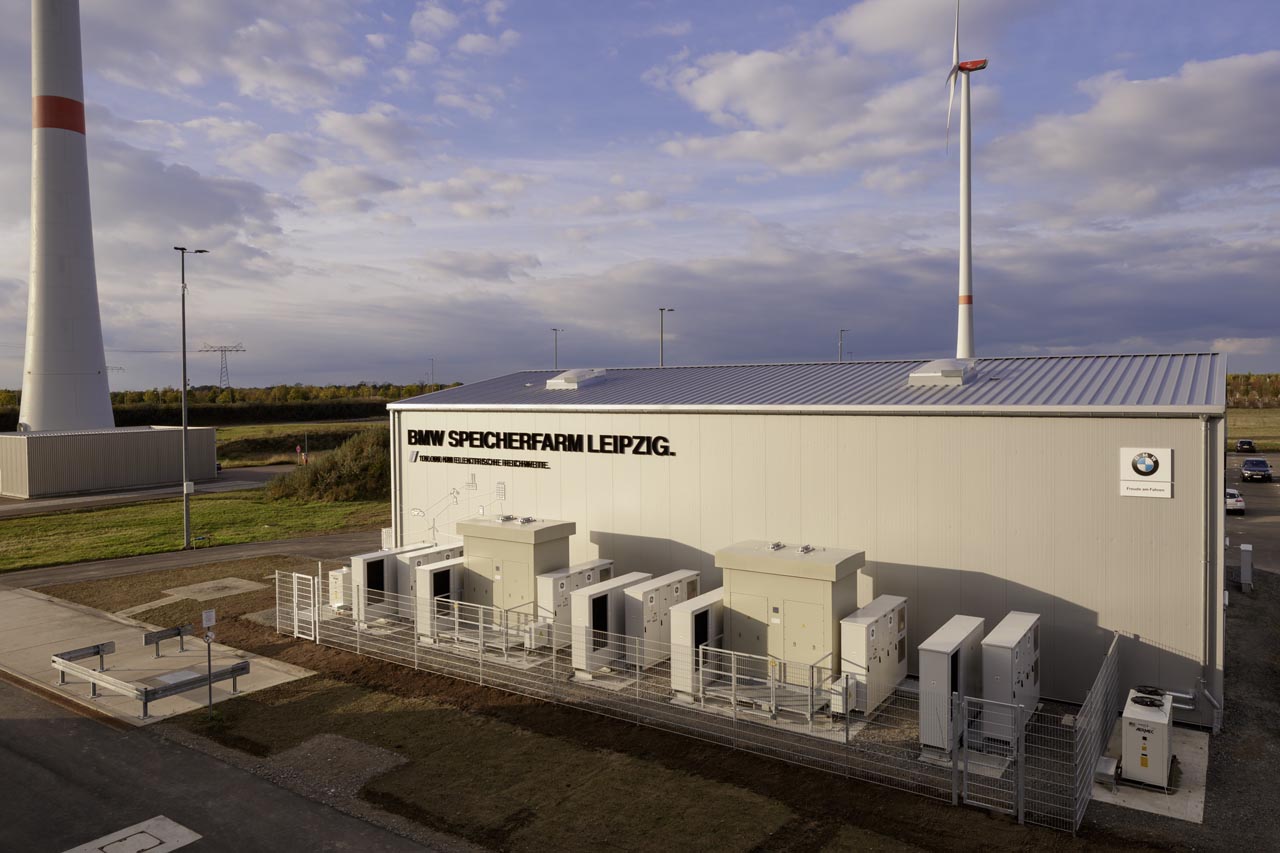 BMW heeft een oplossing voor afgedankte batterijen van de i3. Het merk slaat ze op in een loods bij de fabriek voor de eigen energieopslag.