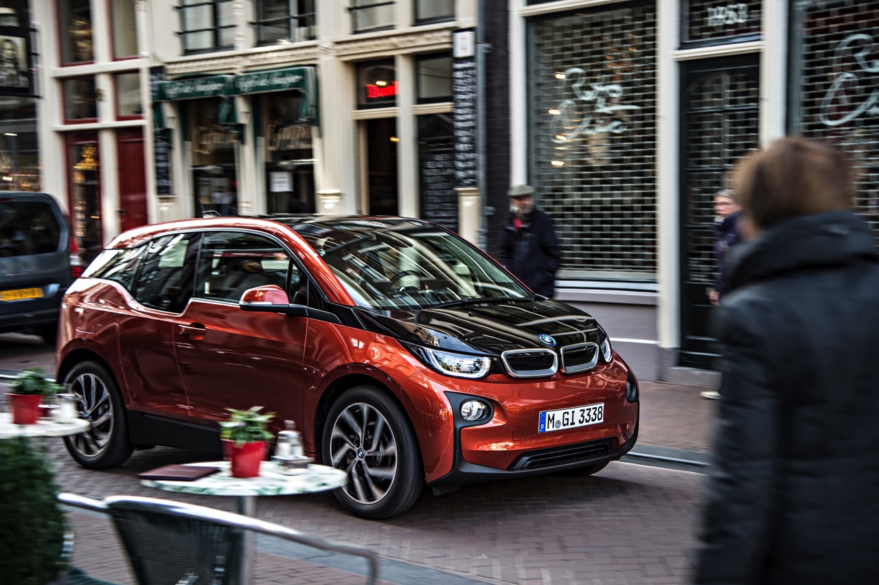 BMW i3 REX alleen in 2015 nog met 7% bijtelling. Daarom is hij er tijdelijk als Limited Black Edition en komt hij naar je toe tijdens I3 on tour.