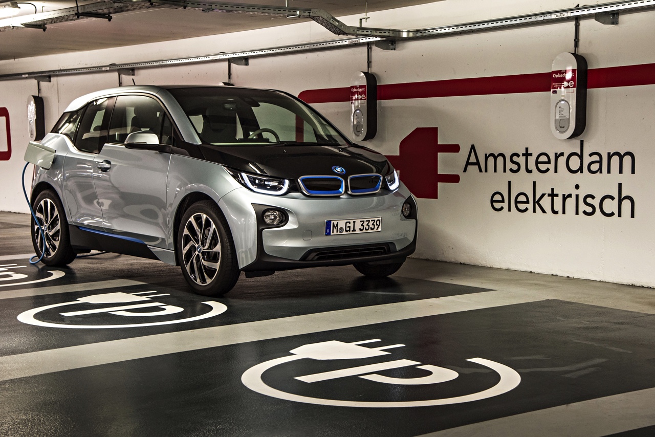 BMW i3 REX alleen in 2015 nog met 7% bijtelling. Daarom is hij er tijdelijk als Limited Black Edition en komt hij naar je toe tijdens I3 on tour.