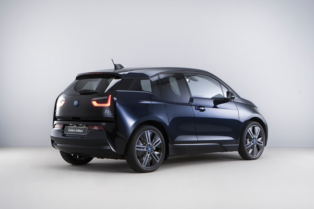Exclusief voor Nederland presenteert BMW de i3 als Carbon Edition. De speciale uitvoering biedt een uitgebreide uitrusting, in combinatie met een exclusieve lakkleur.