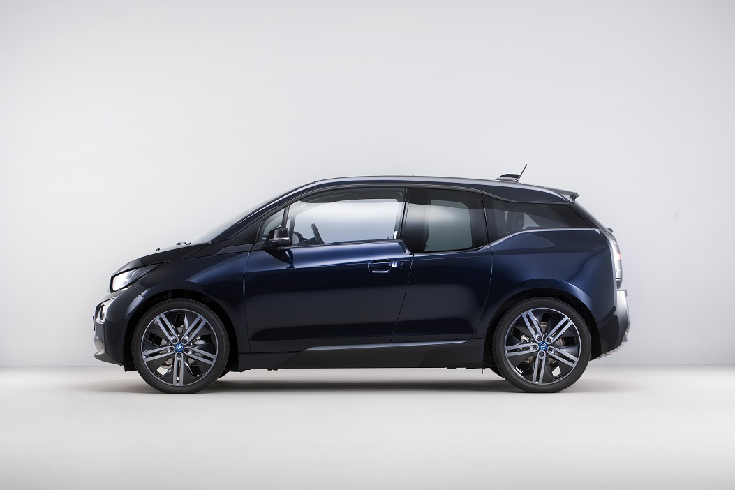 Exclusief voor Nederland presenteert BMW de i3 als Carbon Edition. De speciale uitvoering biedt een uitgebreide uitrusting, in combinatie met een exclusieve lakkleur.