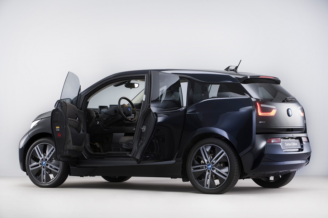 Exclusief voor Nederland presenteert BMW de i3 als Carbon Edition. De speciale uitvoering biedt een uitgebreide uitrusting, in combinatie met een exclusieve lakkleur.