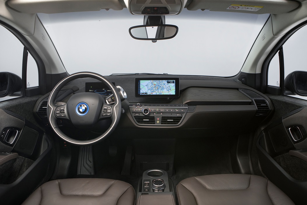 Exclusief voor Nederland presenteert BMW de i3 als Carbon Edition. De speciale uitvoering biedt een uitgebreide uitrusting, in combinatie met een exclusieve lakkleur.