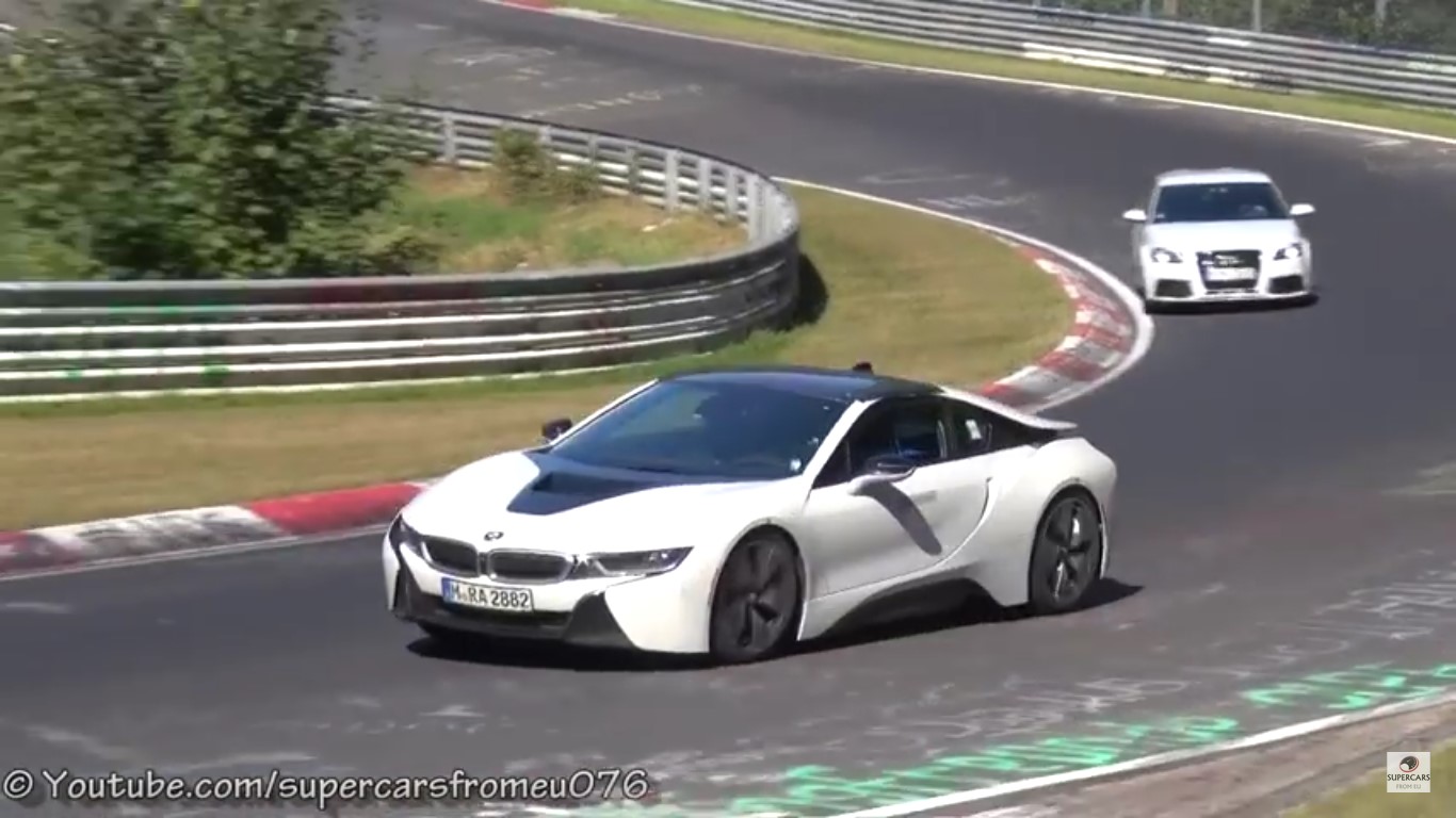 De BMW i8 Spyder komt eraan. In deze spyvideo zie je het rijdende bewijs!