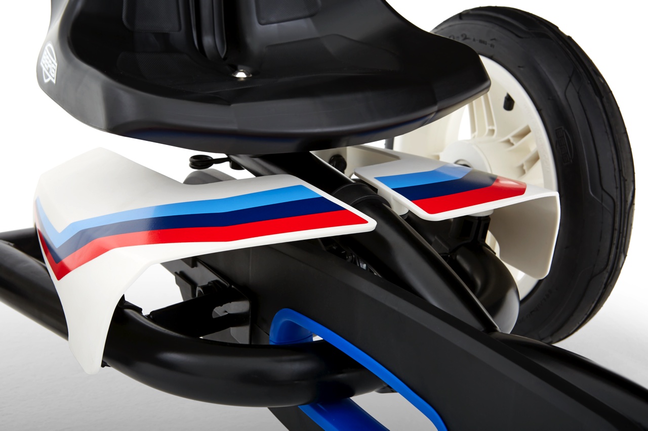 De BMW Street Racer vierwieler is de leukste trapauto voor jongens en meisjes van 3 tot 8 jaar.