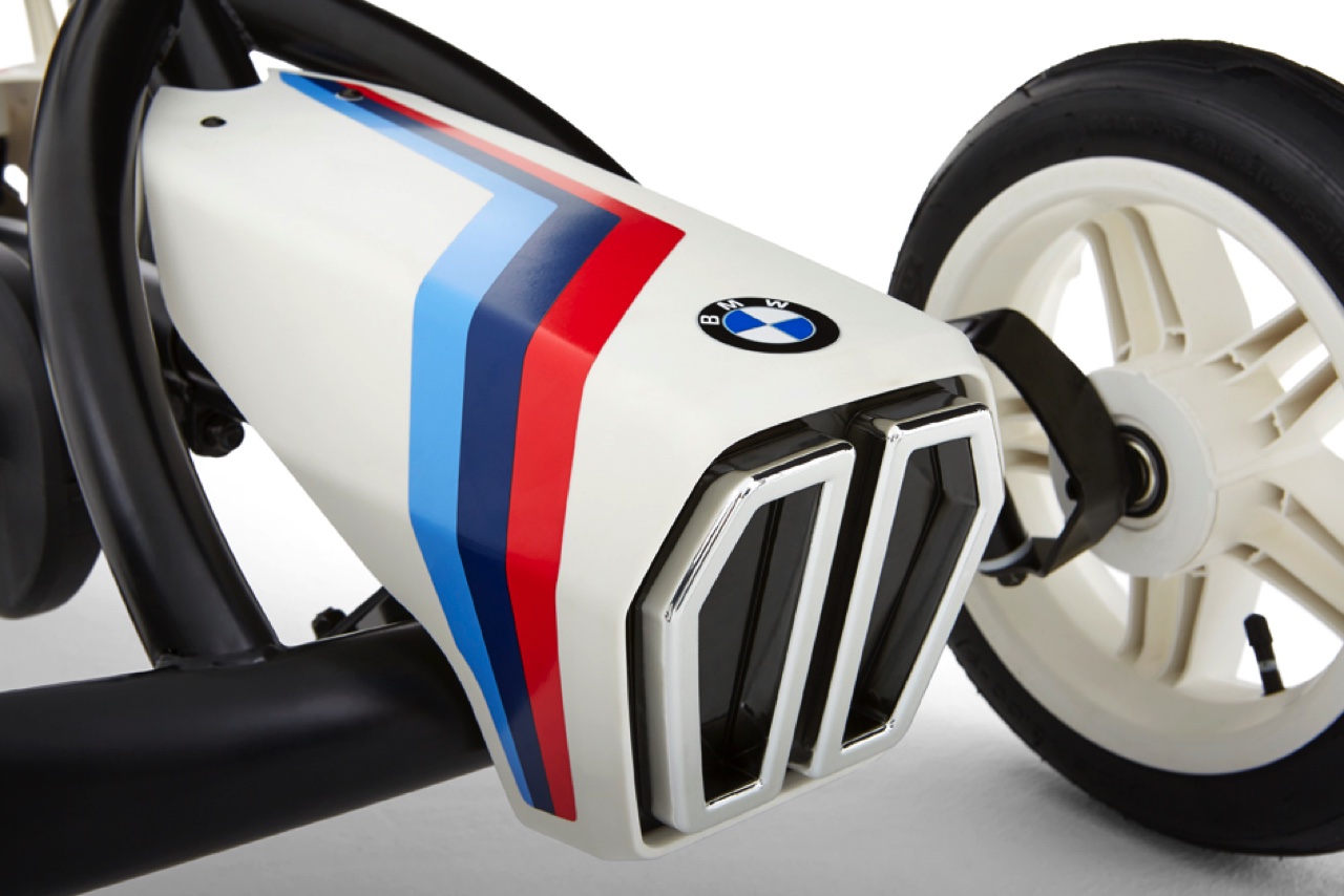 De BMW Street Racer vierwieler is de leukste trapauto voor jongens en meisjes van 3 tot 8 jaar.