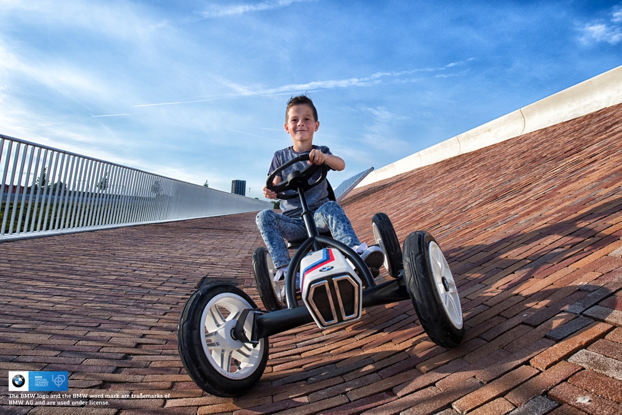 De BMW Street Racer vierwieler is de leukste trapauto voor jongens en meisjes van 3 tot 8 jaar.