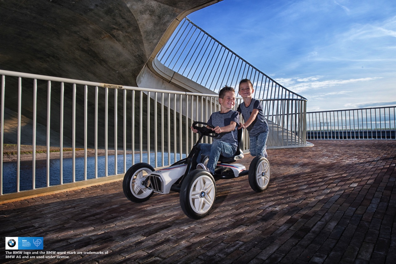 De BMW Street Racer vierwieler is de leukste trapauto voor jongens en meisjes van 3 tot 8 jaar.