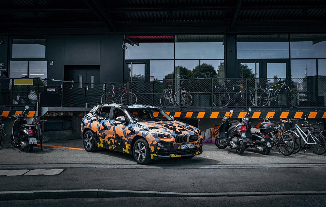 BMW onthult op de IAA definitief de X2. Vandaag geeft het merk foto's vrij van een gecamoufleerde variant als teaser.
