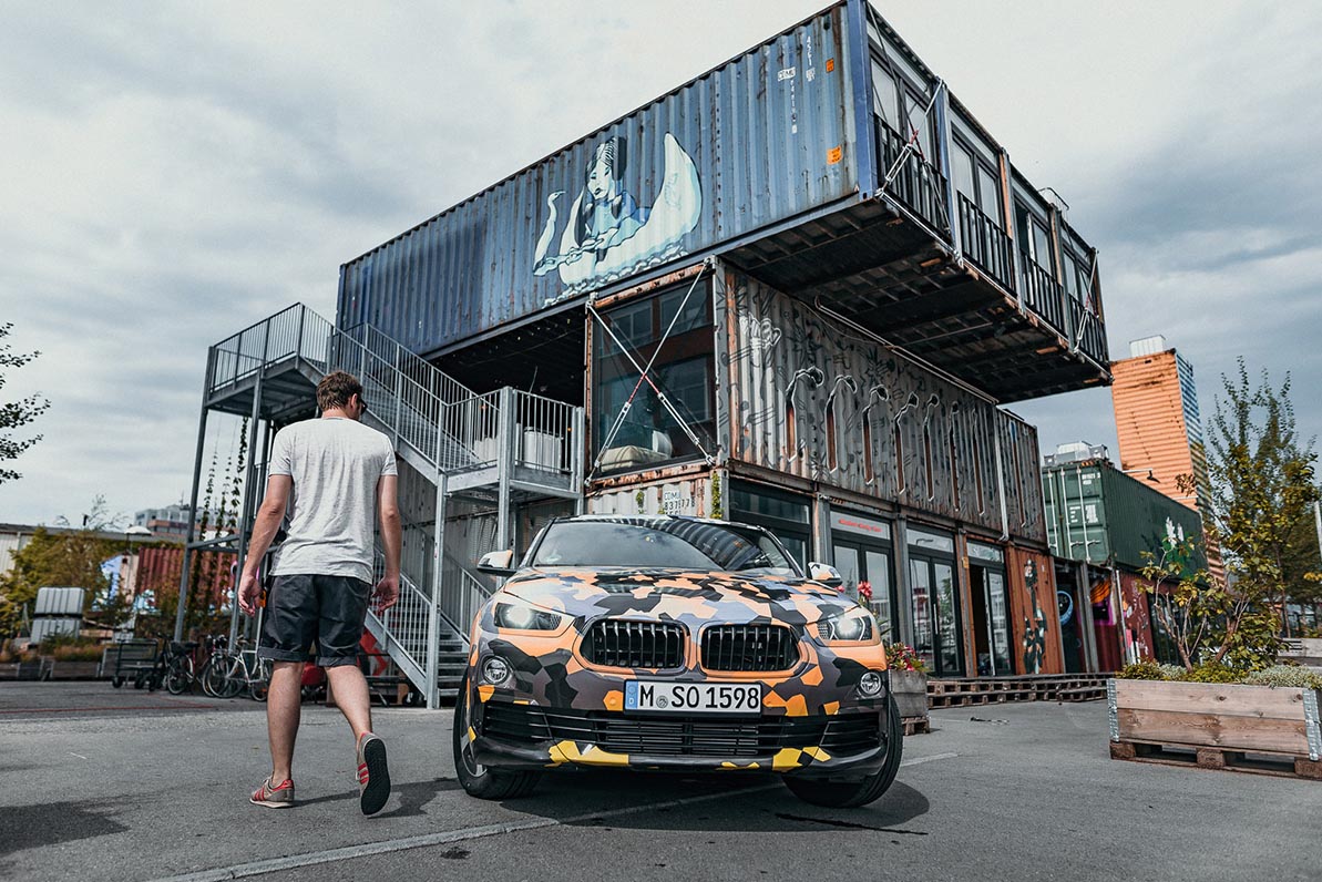 BMW onthult op de IAA definitief de X2. Vandaag geeft het merk foto's vrij van een gecamoufleerde variant als teaser.