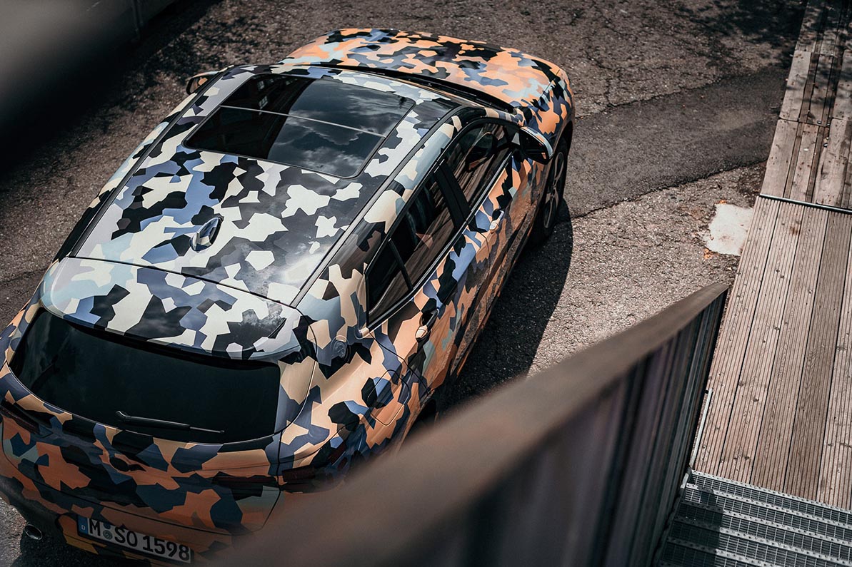 BMW onthult op de IAA definitief de X2. Vandaag geeft het merk foto's vrij van een gecamoufleerde variant als teaser.