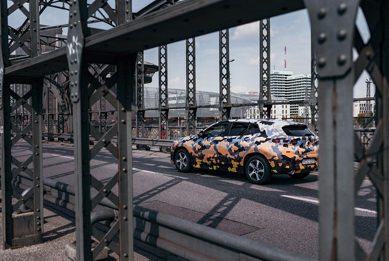 BMW onthult op de IAA definitief de X2. Vandaag geeft het merk foto's vrij van een gecamoufleerde variant als teaser.