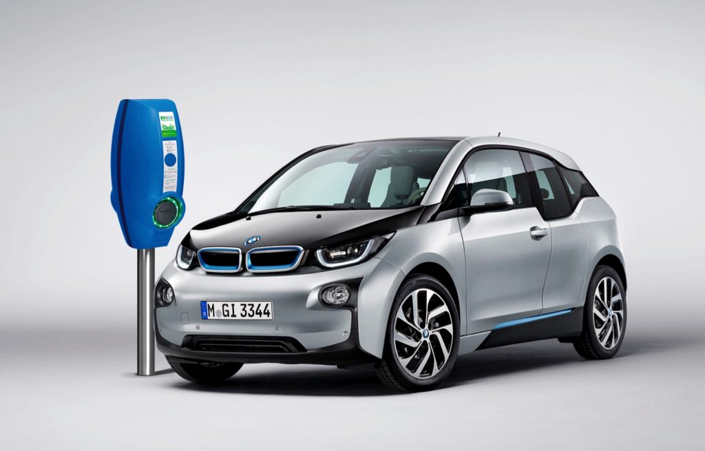 BMW komt in samenwerking met Allego met een eigen snellader. Ook zijn de eerdere toekomstplannen nu bevestigd.