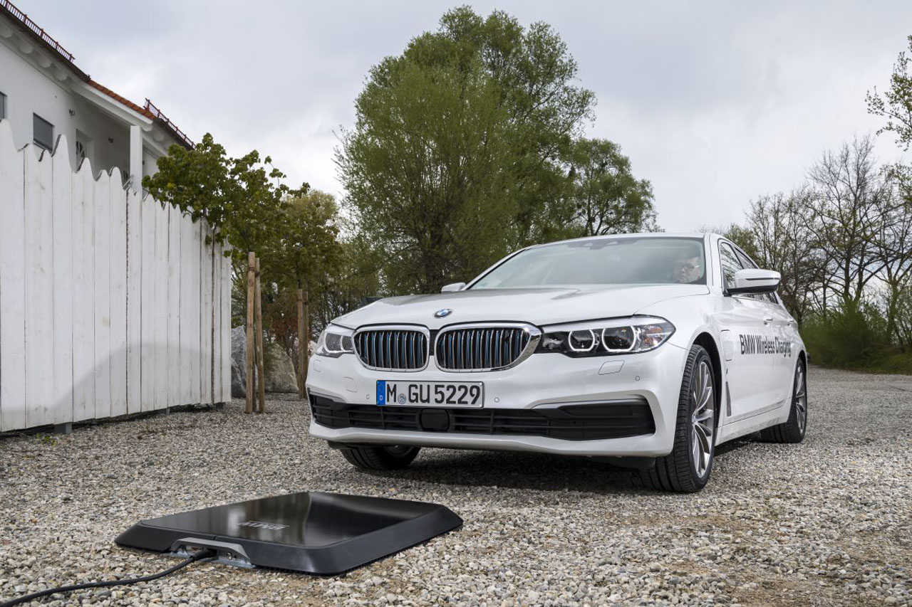 Vanaf 2018 is het mogelijk een plug-in hybride van BMW via inductie op te laden.