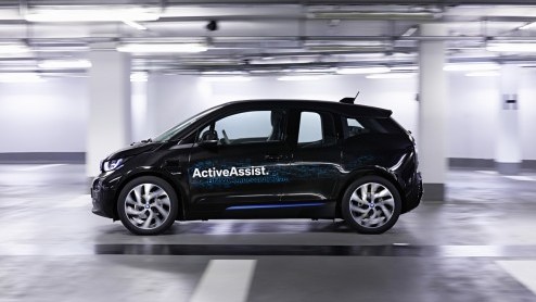 BMW laat auto zelf parkeerplek opzoeken met Remote Valet Parking Assistant.