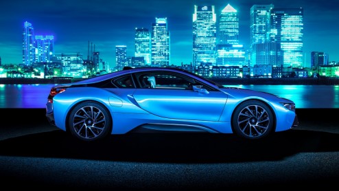 Zoeken naar een laadpaal wordt verleden tijd als het aan BMW ligt. De Duitse autofabrikant werkt aan een laadpaal die ingebouwd zit in een lantaarnpaal.