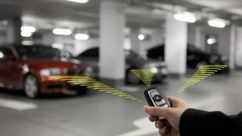 Een autosleutel is al jaren geen gewone sleutel meer. De auto op afstand openen is al heel normaal, ook sleutelloze toegang zien we steeds vaker. BMW gaat nog een stap verder; het merk heeft in same