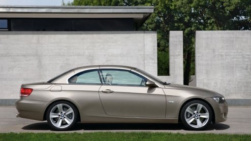 BMW heeft vandaag dan eindelijk het doek van de nieuwe 3-serie cabrio afgehaald. Dat het een Cabrio Coup is geworden was al een tijdje bekend.