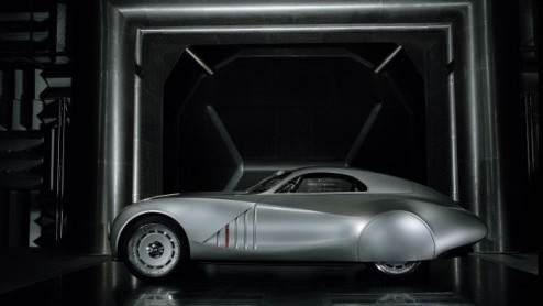 Vorige eeuw had je nog echt historische races. De Mille Miglia was er zo eentje. BMW heeft daar tussen 1927 en 1957 niet onverdienstelijk aan meegedaan en heeft zelfs in 1940 een record neergezet dat 