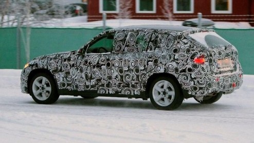 BMW maakt vaart met de X1. Nadat het merk de concept presenteerde werden er al prototypen op de weg gesignaleerd, die tegen het eind van het jaar uitontwikkeld moeten zijn. Vandaag is het weer zover,