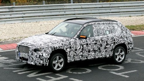 Geen woorden maar daden. De BMW X1 concept is nog maar net voorgesteld, of de Beier wordt al gesignaleerd op de weg. Geen wonder, want volgend jaar moet deze nieuwkomer al de showrooms bereiken. De co
