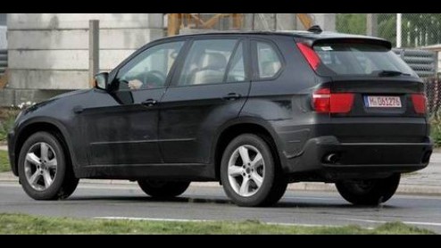 Op internet zijn fotos opgedoken van de nieuwe BMW X5. Op de fotos is duidelijk te zien hoe de nieuwe SUV van BMW eruit gaat zien.